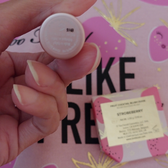 💖FIRM! NWT TOO FACED BERRY CHRISTMAS TO YOU LIMITED EDITION BOX SET - Picture 14 of 16